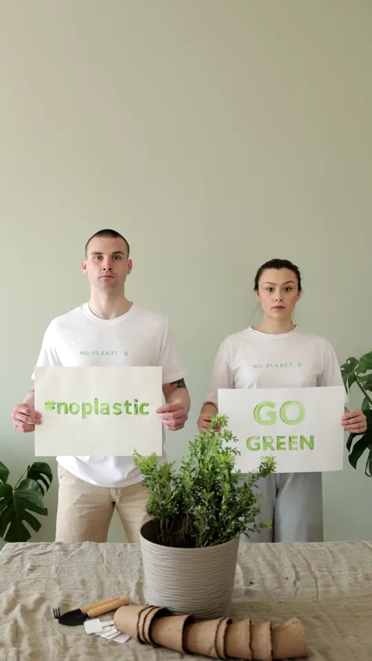Los carteles invitan a reducir el plástico y cuidar la naturaleza.